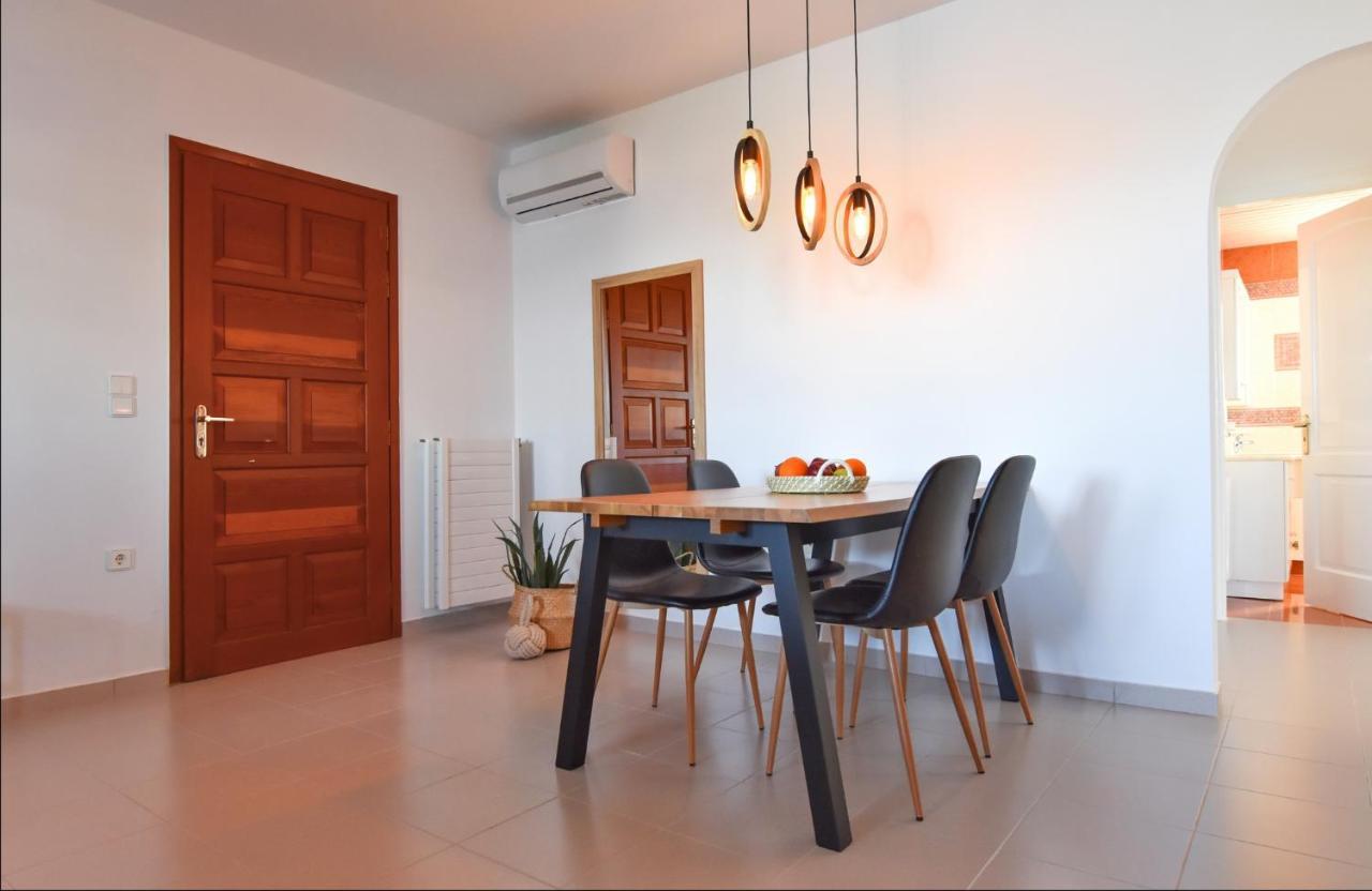 Amazing 2 Bedroom Apartment Overlooking The Marina Of Vourkárion المظهر الخارجي الصورة